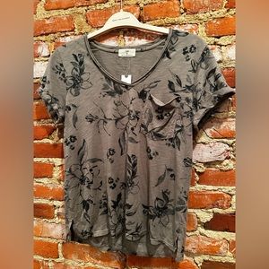 NWT Anthropologie T. LA CLASSIC V-NECK TEE. Size:XS Color: khaki